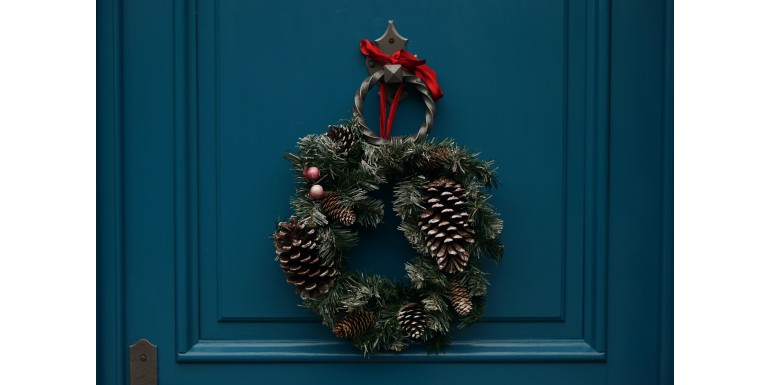 El verdadero significado de la Corona de Navidad en la puerta